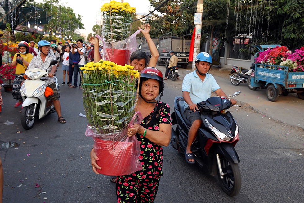 Chủ bán hoa Tết Bến Bình Đông: Giảm giá giảm hết cỡ để khỏi ôm hàng ngày 30 Tết - ảnh 2
